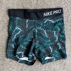 NIKE • Women’s Nike Pro Spandex Athletic Shorts • Size M